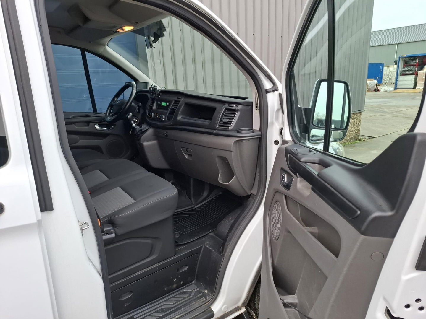 Ford Transit Custom 340 2.0 TDCI L1H2 Limited AIRCO / CRUISE CONTROLE / EURO 6 / TREKHAAK / L1H1