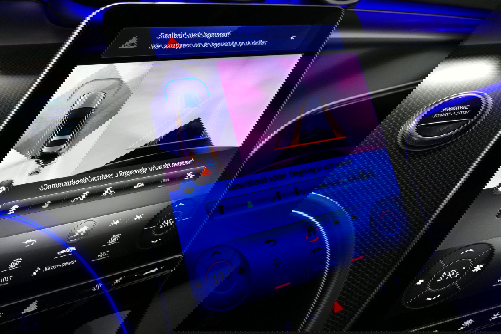 Mercedes-Benz C-Klasse 300 e AMG Line / C63S AMG Diffuser / Panamericana Grill / Panoramadak / Digital Light (Laser) / Ambienteverlichting / Rondomzichtcamera / Apple Carplay - Android Auto / Stoelverwarming / Lederen bekleding / Stuurwiel verwarming / Dodehoek detectie / 20'' 