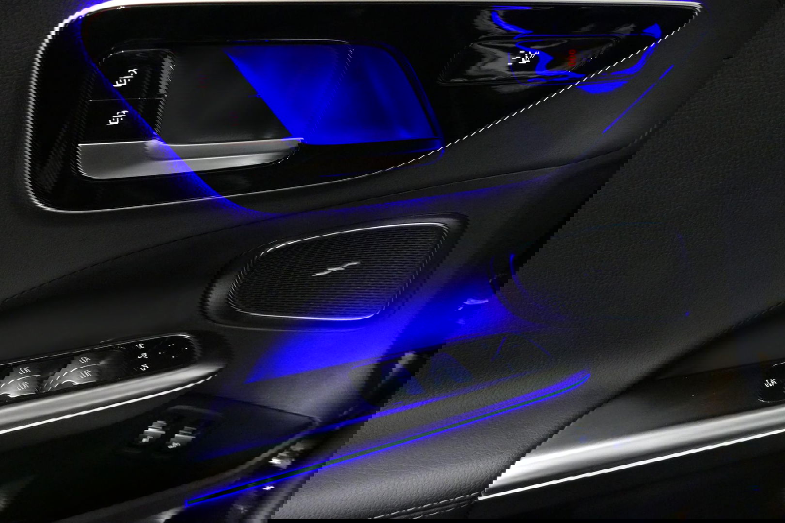 Mercedes-Benz C-Klasse 300 e AMG Line / C63S AMG Diffuser / Panamericana Grill / Panoramadak / Digital Light (Laser) / Ambienteverlichting / Rondomzichtcamera / Apple Carplay - Android Auto / Stoelverwarming / Lederen bekleding / Stuurwiel verwarming / Dodehoek detectie / 20'' 