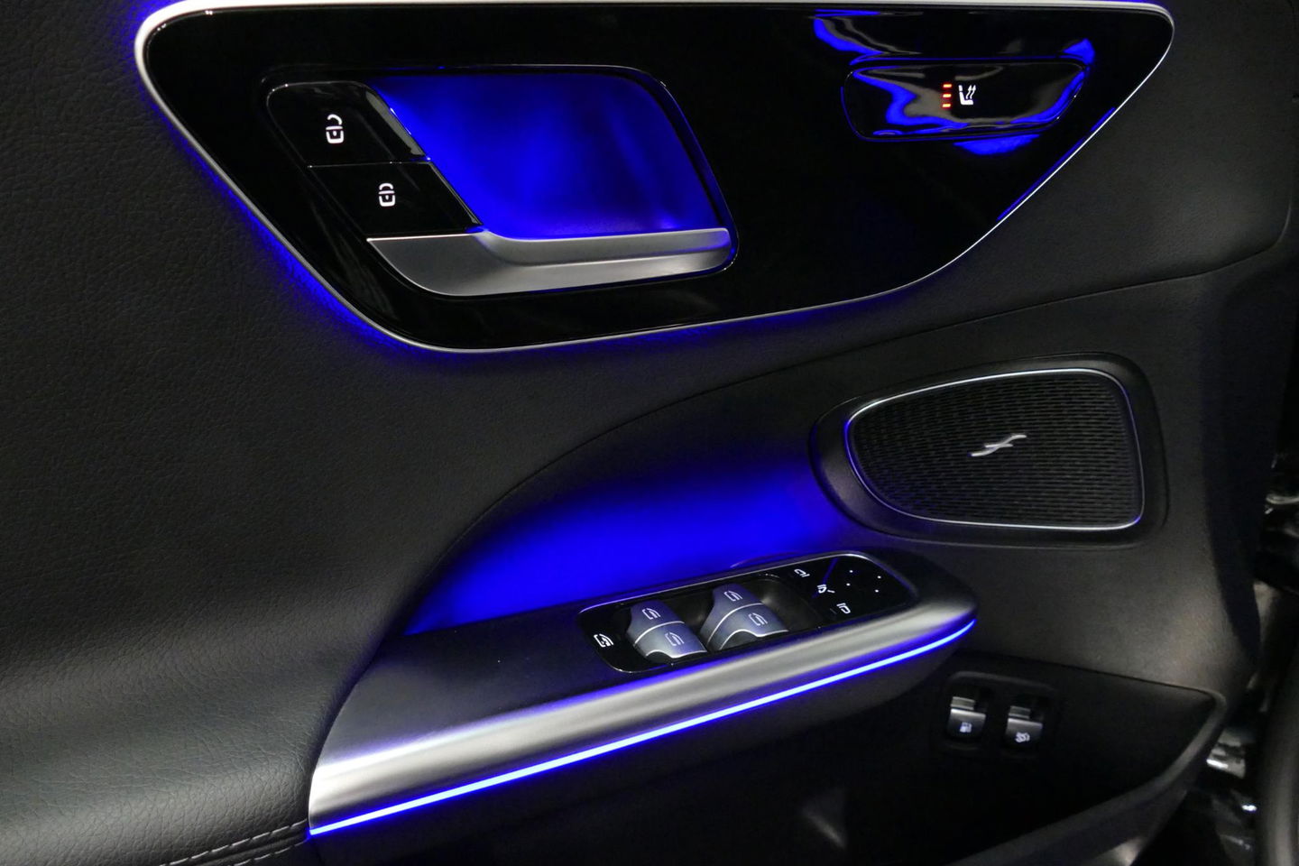 Mercedes-Benz C-Klasse 300 e AMG Line / C63S AMG Diffuser / Panamericana Grill / Panoramadak / Digital Light (Laser) / Ambienteverlichting / Rondomzichtcamera / Apple Carplay - Android Auto / Stoelverwarming / Lederen bekleding / Stuurwiel verwarming / Dodehoek detectie / 20'' 