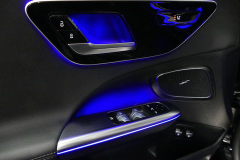 Mercedes-Benz C-Klasse 300 e AMG Line / C63S AMG Diffuser / Panamericana Grill / Panoramadak / Digital Light (Laser) / Ambienteverlichting / Rondomzichtcamera / Apple Carplay - Android Auto / Stoelverwarming / Lederen bekleding / Stuurwiel verwarming / Dodehoek detectie / 20'' 