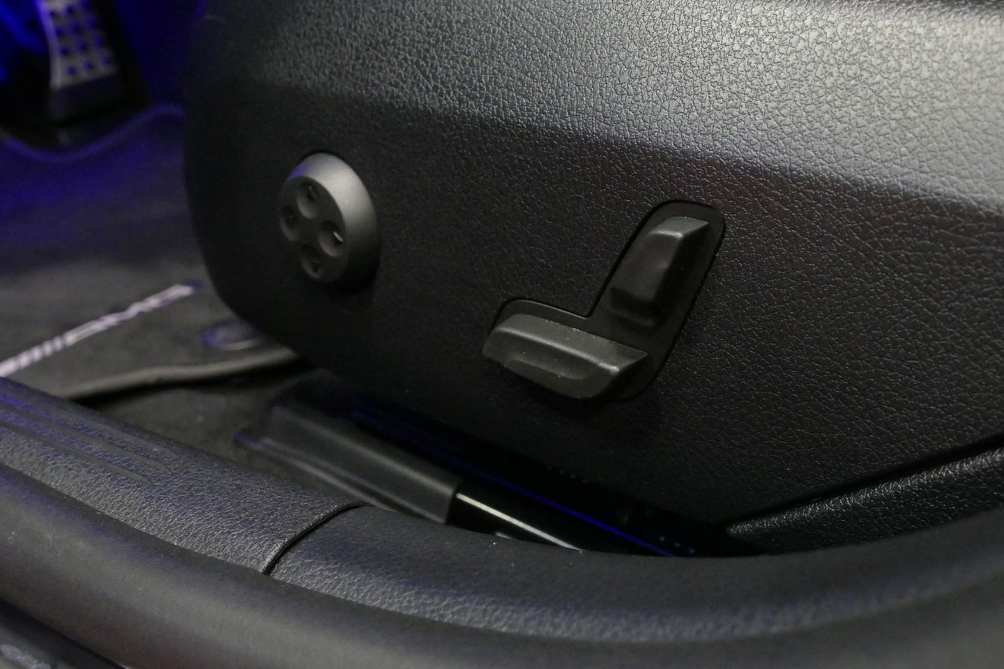 Mercedes-Benz C-Klasse 300 e AMG Line / C63S AMG Diffuser / Panamericana Grill / Panoramadak / Digital Light (Laser) / Ambienteverlichting / Rondomzichtcamera / Apple Carplay - Android Auto / Stoelverwarming / Lederen bekleding / Stuurwiel verwarming / Dodehoek detectie / 20'' 