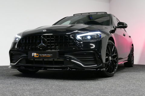 Mercedes-Benz C-Klasse 300 e AMG Line / C63S AMG Diffuser / Panamericana Grill / Panoramadak / Digital Light (Laser) / Ambienteverlichting / Rondomzichtcamera / Apple Carplay - Android Auto / Stoelverwarming / Lederen bekleding / Stuurwiel verwarming / Dodehoek detectie / 20'' 