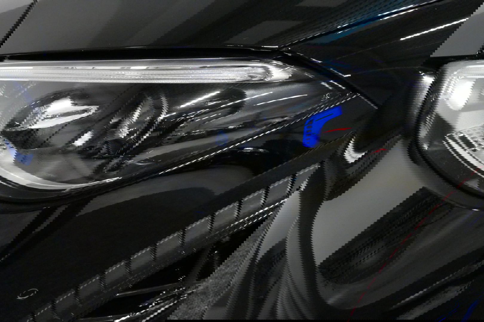 Mercedes-Benz C-Klasse 300 e AMG Line / C63S AMG Diffuser / Panamericana Grill / Panoramadak / Digital Light (Laser) / Ambienteverlichting / Rondomzichtcamera / Apple Carplay - Android Auto / Stoelverwarming / Lederen bekleding / Stuurwiel verwarming / Dodehoek detectie / 20'' 