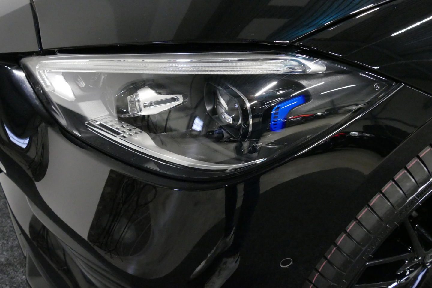 Mercedes-Benz C-Klasse 300 e AMG Line / C63S AMG Diffuser / Panamericana Grill / Panoramadak / Digital Light (Laser) / Ambienteverlichting / Rondomzichtcamera / Apple Carplay - Android Auto / Stoelverwarming / Lederen bekleding / Stuurwiel verwarming / Dodehoek detectie / 20'' 