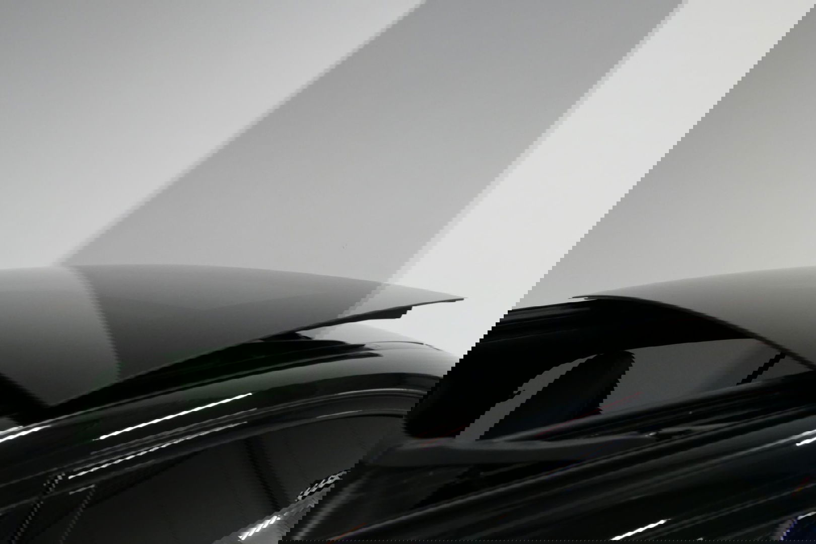 Mercedes-Benz C-Klasse 300 e AMG Line / C63S AMG Diffuser / Panamericana Grill / Panoramadak / Digital Light (Laser) / Ambienteverlichting / Rondomzichtcamera / Apple Carplay - Android Auto / Stoelverwarming / Lederen bekleding / Stuurwiel verwarming / Dodehoek detectie / 20'' 