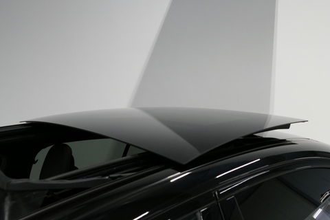 Mercedes-Benz C-Klasse 300 e AMG Line / C63S AMG Diffuser / Panamericana Grill / Panoramadak / Digital Light (Laser) / Ambienteverlichting / Rondomzichtcamera / Apple Carplay - Android Auto / Stoelverwarming / Lederen bekleding / Stuurwiel verwarming / Dodehoek detectie / 20'' 