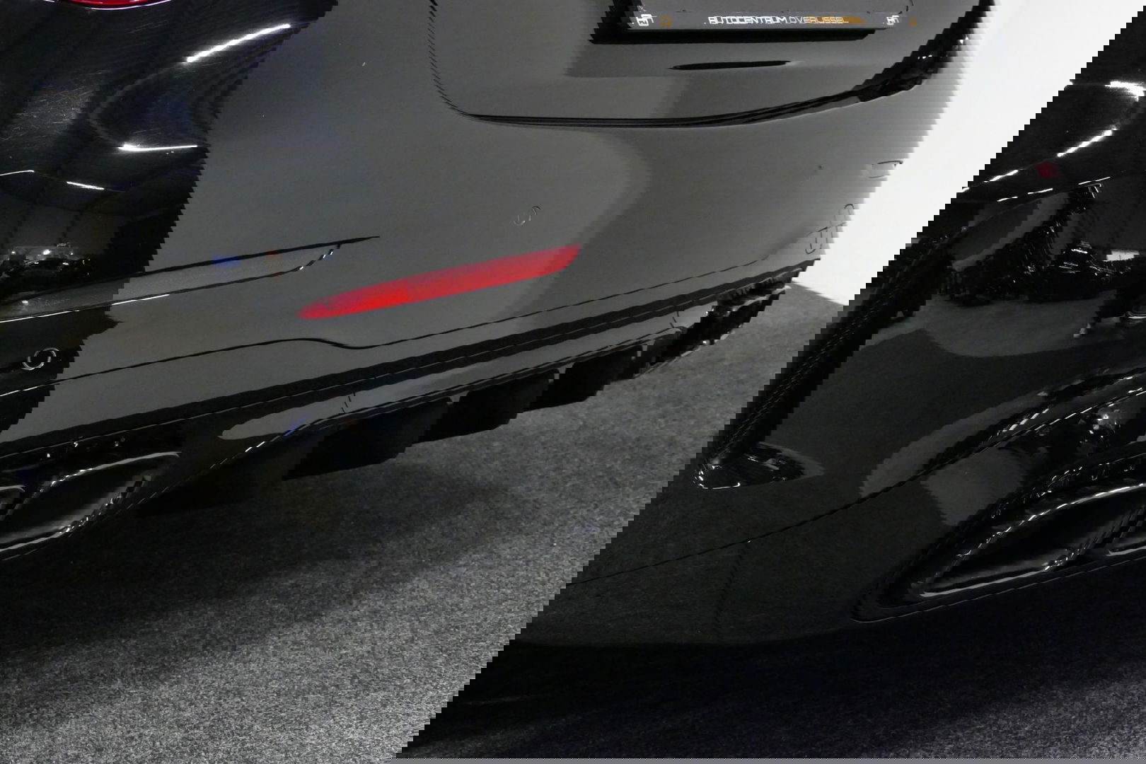 Mercedes-Benz C-Klasse 300 e AMG Line / C63S AMG Diffuser / Panamericana Grill / Panoramadak / Digital Light (Laser) / Ambienteverlichting / Rondomzichtcamera / Apple Carplay - Android Auto / Stoelverwarming / Lederen bekleding / Stuurwiel verwarming / Dodehoek detectie / 20'' 