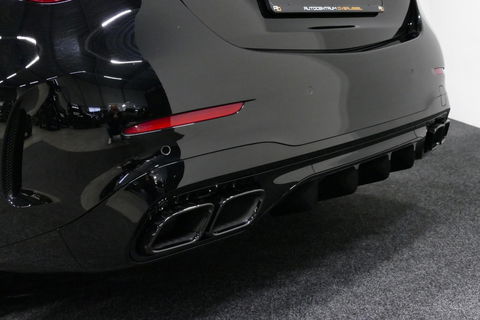 Mercedes-Benz C-Klasse 300 e AMG Line / C63S AMG Diffuser / Panamericana Grill / Panoramadak / Digital Light (Laser) / Ambienteverlichting / Rondomzichtcamera / Apple Carplay - Android Auto / Stoelverwarming / Lederen bekleding / Stuurwiel verwarming / Dodehoek detectie / 20'' 