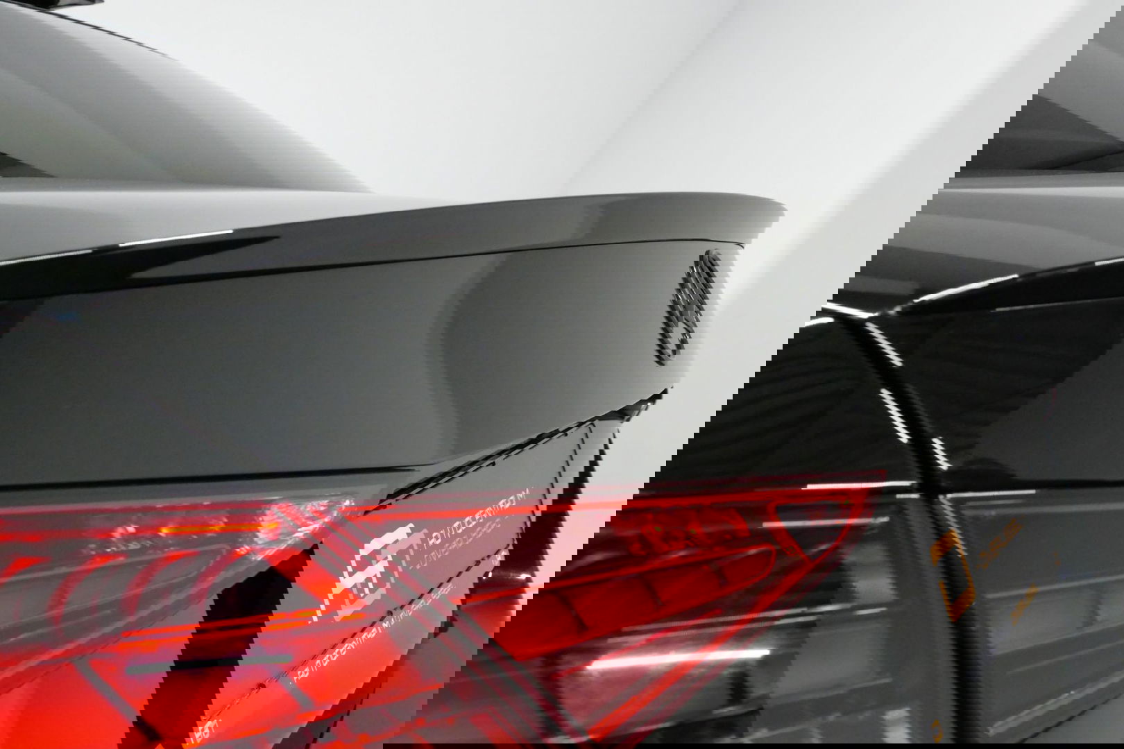 Mercedes-Benz C-Klasse 300 e AMG Line / C63S AMG Diffuser / Panamericana Grill / Panoramadak / Digital Light (Laser) / Ambienteverlichting / Rondomzichtcamera / Apple Carplay - Android Auto / Stoelverwarming / Lederen bekleding / Stuurwiel verwarming / Dodehoek detectie / 20'' 