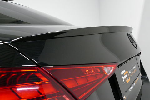 Mercedes-Benz C-Klasse 300 e AMG Line / C63S AMG Diffuser / Panamericana Grill / Panoramadak / Digital Light (Laser) / Ambienteverlichting / Rondomzichtcamera / Apple Carplay - Android Auto / Stoelverwarming / Lederen bekleding / Stuurwiel verwarming / Dodehoek detectie / 20'' 