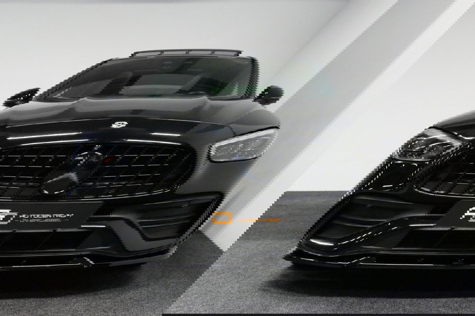 Mercedes-Benz C-Klasse 300 e AMG Line / C63S AMG Diffuser / Panamericana Grill / Panoramadak / Digital Light (Laser) / Ambienteverlichting / Rondomzichtcamera / Apple Carplay - Android Auto / Stoelverwarming / Lederen bekleding / Stuurwiel verwarming / Dodehoek detectie / 20'' 