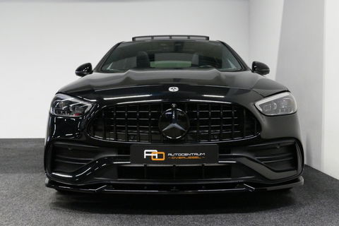 Mercedes-Benz C-Klasse 300 e AMG Line / C63S AMG Diffuser / Panamericana Grill / Panoramadak / Digital Light (Laser) / Ambienteverlichting / Rondomzichtcamera / Apple Carplay - Android Auto / Stoelverwarming / Lederen bekleding / Stuurwiel verwarming / Dodehoek detectie / 20'' 