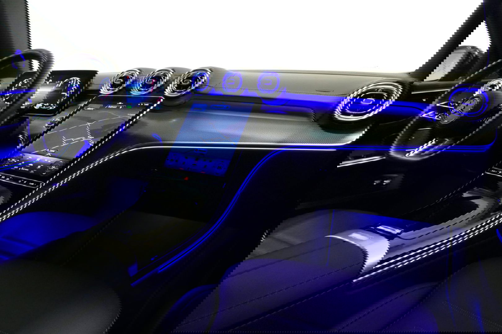 Mercedes-Benz C-Klasse 300 e AMG Line / C63S AMG Diffuser / Panamericana Grill / Panoramadak / Digital Light (Laser) / Ambienteverlichting / Rondomzichtcamera / Apple Carplay - Android Auto / Stoelverwarming / Lederen bekleding / Stuurwiel verwarming / Dodehoek detectie / 20'' 