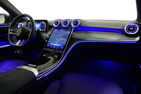 Mercedes-Benz C-Klasse 300 e AMG Line / C63S AMG Diffuser / Panamericana Grill / Panoramadak / Digital Light (Laser) / Ambienteverlichting / Rondomzichtcamera / Apple Carplay - Android Auto / Stoelverwarming / Lederen bekleding / Stuurwiel verwarming / Dodehoek detectie / 20'' 