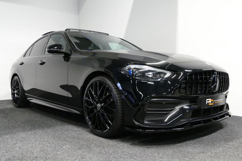 Mercedes-Benz C-Klasse 300 e AMG Line / C63S AMG Diffuser / Panamericana Grill / Panoramadak / Digital Light (Laser) / Ambienteverlichting / Rondomzichtcamera / Apple Carplay - Android Auto / Stoelverwarming / Lederen bekleding / Stuurwiel verwarming / Dodehoek detectie / 20'' 
