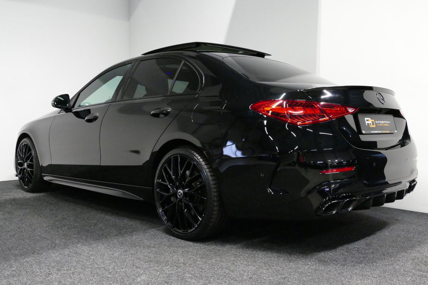 Mercedes-Benz C-Klasse 300 e AMG Line / C63S AMG Diffuser / Panamericana Grill / Panoramadak / Digital Light (Laser) / Ambienteverlichting / Rondomzichtcamera / Apple Carplay - Android Auto / Stoelverwarming / Lederen bekleding / Stuurwiel verwarming / Dodehoek detectie / 20'' 