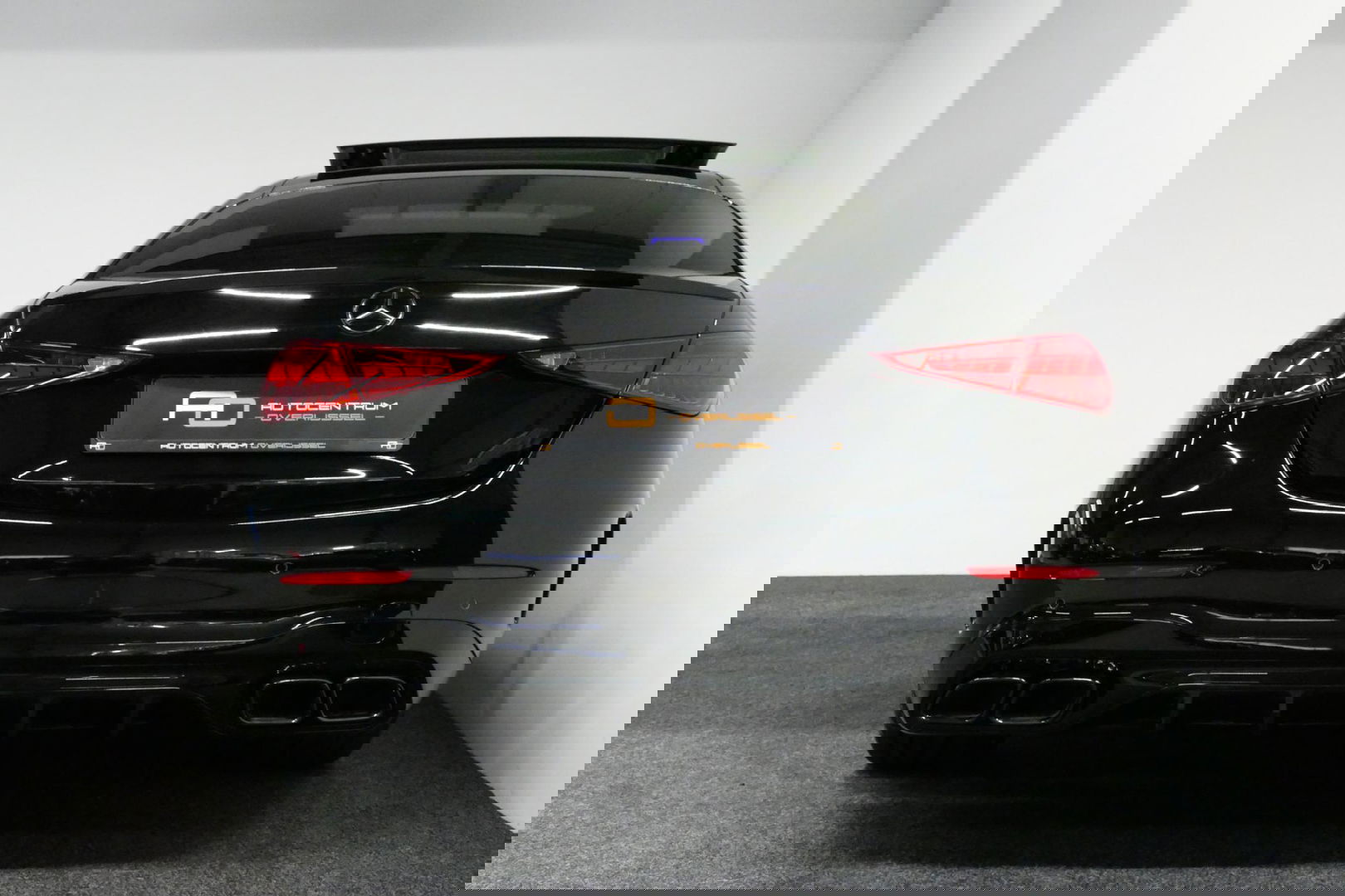 Mercedes-Benz C-Klasse 300 e AMG Line / C63S AMG Diffuser / Panamericana Grill / Panoramadak / Digital Light (Laser) / Ambienteverlichting / Rondomzichtcamera / Apple Carplay - Android Auto / Stoelverwarming / Lederen bekleding / Stuurwiel verwarming / Dodehoek detectie / 20'' 