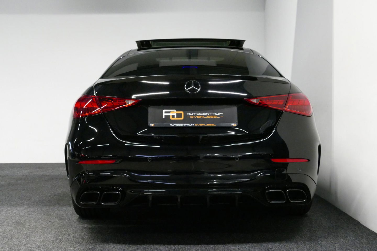 Mercedes-Benz C-Klasse 300 e AMG Line / C63S AMG Diffuser / Panamericana Grill / Panoramadak / Digital Light (Laser) / Ambienteverlichting / Rondomzichtcamera / Apple Carplay - Android Auto / Stoelverwarming / Lederen bekleding / Stuurwiel verwarming / Dodehoek detectie / 20'' 