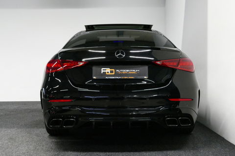 Mercedes-Benz C-Klasse 300 e AMG Line / C63S AMG Diffuser / Panamericana Grill / Panoramadak / Digital Light (Laser) / Ambienteverlichting / Rondomzichtcamera / Apple Carplay - Android Auto / Stoelverwarming / Lederen bekleding / Stuurwiel verwarming / Dodehoek detectie / 20'' 