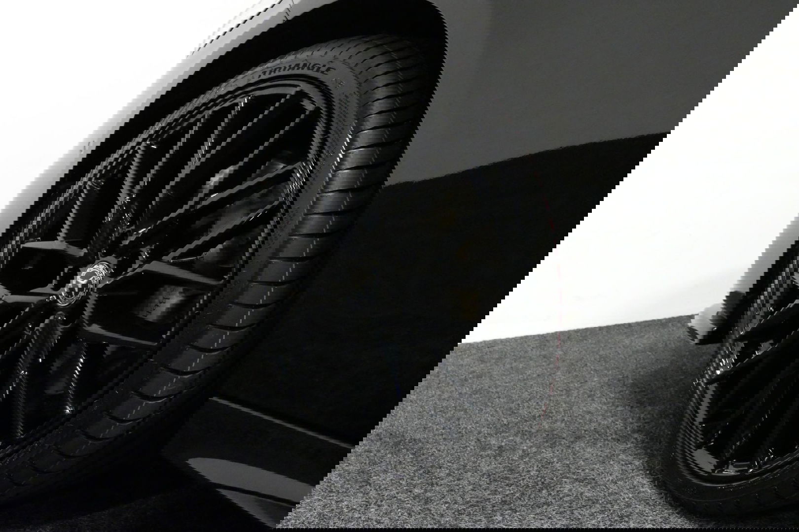 Mercedes-Benz C-Klasse 300 e AMG Line / C63S AMG Diffuser / Panamericana Grill / Panoramadak / Digital Light (Laser) / Ambienteverlichting / Rondomzichtcamera / Apple Carplay - Android Auto / Stoelverwarming / Lederen bekleding / Stuurwiel verwarming / Dodehoek detectie / 20'' 