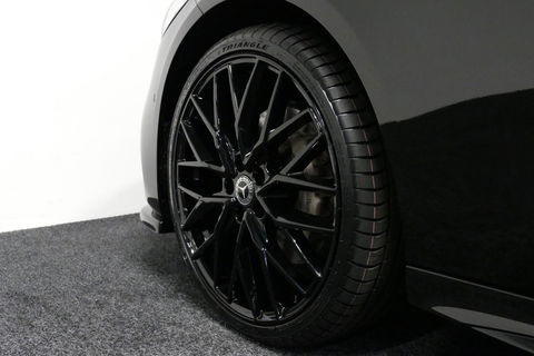 Mercedes-Benz C-Klasse 300 e AMG Line / C63S AMG Diffuser / Panamericana Grill / Panoramadak / Digital Light (Laser) / Ambienteverlichting / Rondomzichtcamera / Apple Carplay - Android Auto / Stoelverwarming / Lederen bekleding / Stuurwiel verwarming / Dodehoek detectie / 20'' 