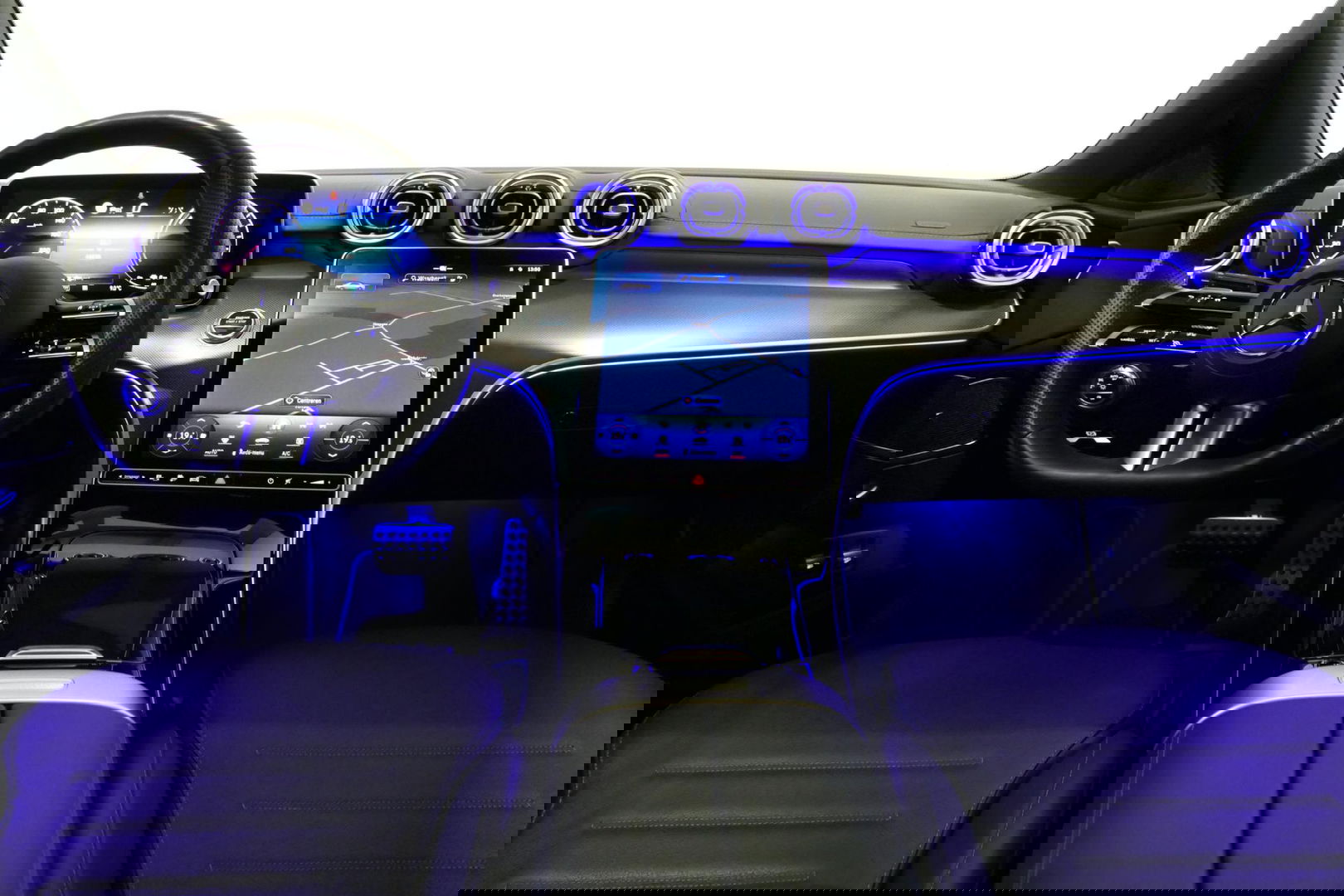 Mercedes-Benz C-Klasse 300 e AMG Line / C63S AMG Diffuser / Panamericana Grill / Panoramadak / Digital Light (Laser) / Ambienteverlichting / Rondomzichtcamera / Apple Carplay - Android Auto / Stoelverwarming / Lederen bekleding / Stuurwiel verwarming / Dodehoek detectie / 20'' 