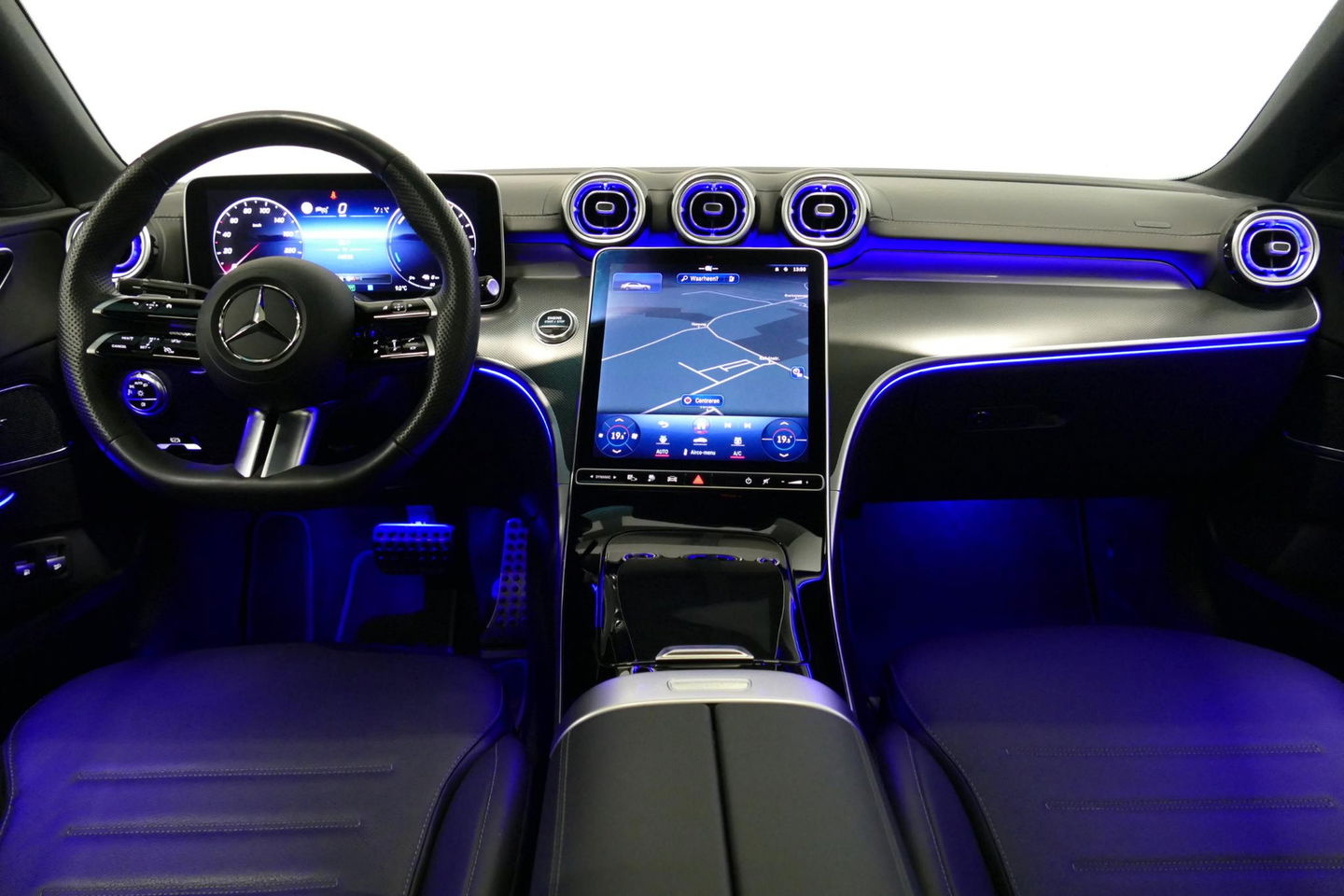 Mercedes-Benz C-Klasse 300 e AMG Line / C63S AMG Diffuser / Panamericana Grill / Panoramadak / Digital Light (Laser) / Ambienteverlichting / Rondomzichtcamera / Apple Carplay - Android Auto / Stoelverwarming / Lederen bekleding / Stuurwiel verwarming / Dodehoek detectie / 20'' 
