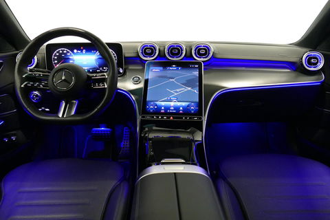 Mercedes-Benz C-Klasse 300 e AMG Line / C63S AMG Diffuser / Panamericana Grill / Panoramadak / Digital Light (Laser) / Ambienteverlichting / Rondomzichtcamera / Apple Carplay - Android Auto / Stoelverwarming / Lederen bekleding / Stuurwiel verwarming / Dodehoek detectie / 20'' 
