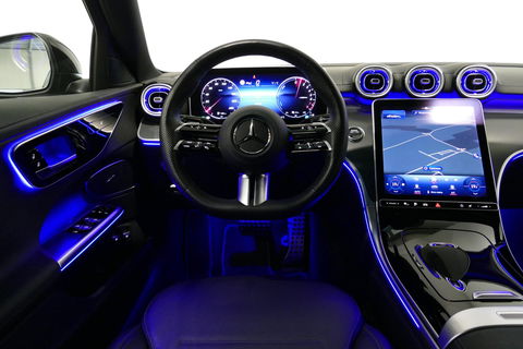 Mercedes-Benz C-Klasse 300 e AMG Line / C63S AMG Diffuser / Panamericana Grill / Panoramadak / Digital Light (Laser) / Ambienteverlichting / Rondomzichtcamera / Apple Carplay - Android Auto / Stoelverwarming / Lederen bekleding / Stuurwiel verwarming / Dodehoek detectie / 20'' 