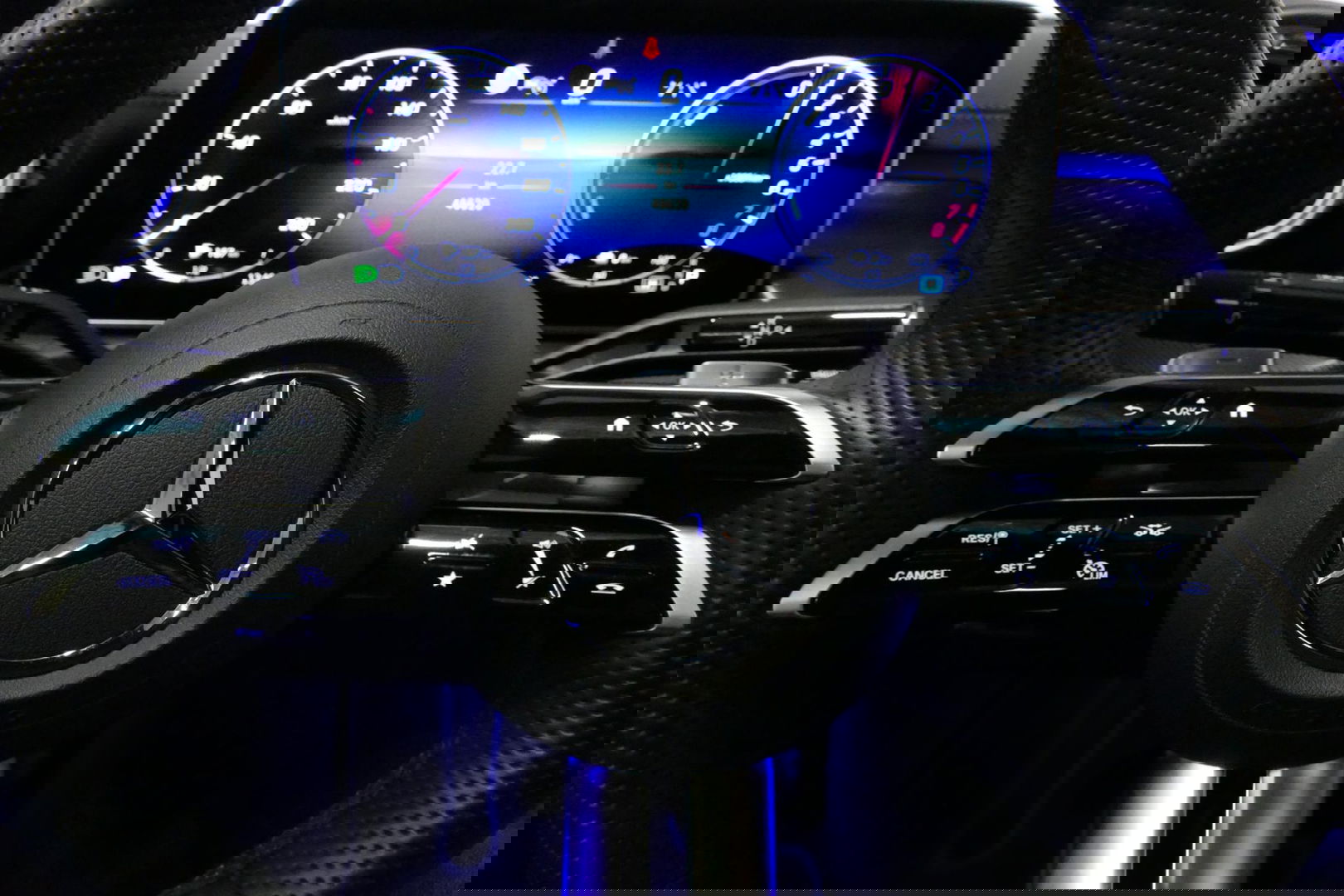 Mercedes-Benz C-Klasse 300 e AMG Line / C63S AMG Diffuser / Panamericana Grill / Panoramadak / Digital Light (Laser) / Ambienteverlichting / Rondomzichtcamera / Apple Carplay - Android Auto / Stoelverwarming / Lederen bekleding / Stuurwiel verwarming / Dodehoek detectie / 20'' 