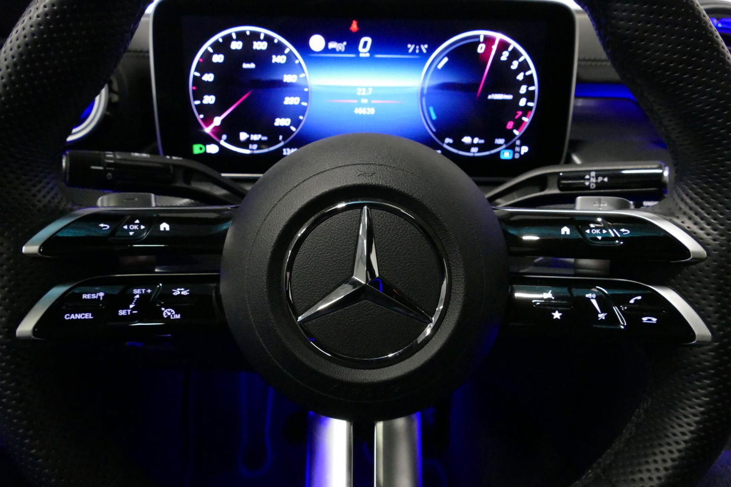 Mercedes-Benz C-Klasse 300 e AMG Line / C63S AMG Diffuser / Panamericana Grill / Panoramadak / Digital Light (Laser) / Ambienteverlichting / Rondomzichtcamera / Apple Carplay - Android Auto / Stoelverwarming / Lederen bekleding / Stuurwiel verwarming / Dodehoek detectie / 20'' 