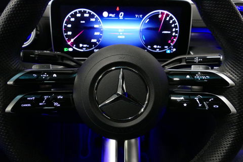 Mercedes-Benz C-Klasse 300 e AMG Line / C63S AMG Diffuser / Panamericana Grill / Panoramadak / Digital Light (Laser) / Ambienteverlichting / Rondomzichtcamera / Apple Carplay - Android Auto / Stoelverwarming / Lederen bekleding / Stuurwiel verwarming / Dodehoek detectie / 20'' 
