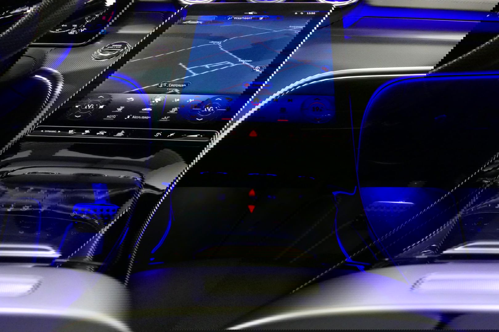 Mercedes-Benz C-Klasse 300 e AMG Line / C63S AMG Diffuser / Panamericana Grill / Panoramadak / Digital Light (Laser) / Ambienteverlichting / Rondomzichtcamera / Apple Carplay - Android Auto / Stoelverwarming / Lederen bekleding / Stuurwiel verwarming / Dodehoek detectie / 20'' 