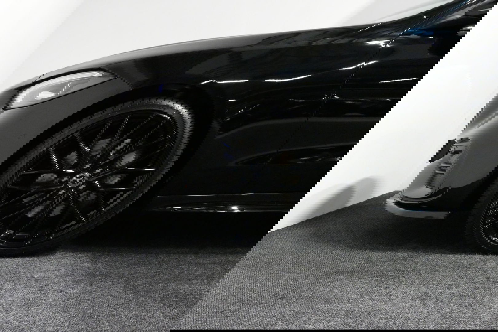 Mercedes-Benz C-Klasse 300 e AMG Line / C63S AMG Diffuser / Panamericana Grill / Panoramadak / Digital Light (Laser) / Ambienteverlichting / Rondomzichtcamera / Apple Carplay - Android Auto / Stoelverwarming / Lederen bekleding / Stuurwiel verwarming / Dodehoek detectie / 20'' 