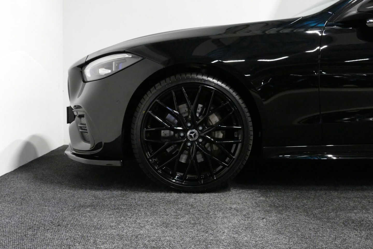 Mercedes-Benz C-Klasse 300 e AMG Line / C63S AMG Diffuser / Panamericana Grill / Panoramadak / Digital Light (Laser) / Ambienteverlichting / Rondomzichtcamera / Apple Carplay - Android Auto / Stoelverwarming / Lederen bekleding / Stuurwiel verwarming / Dodehoek detectie / 20'' 