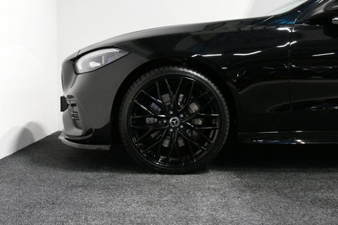 Mercedes-Benz C-Klasse 300 e AMG Line / C63S AMG Diffuser / Panamericana Grill / Panoramadak / Digital Light (Laser) / Ambienteverlichting / Rondomzichtcamera / Apple Carplay - Android Auto / Stoelverwarming / Lederen bekleding / Stuurwiel verwarming / Dodehoek detectie / 20'' 