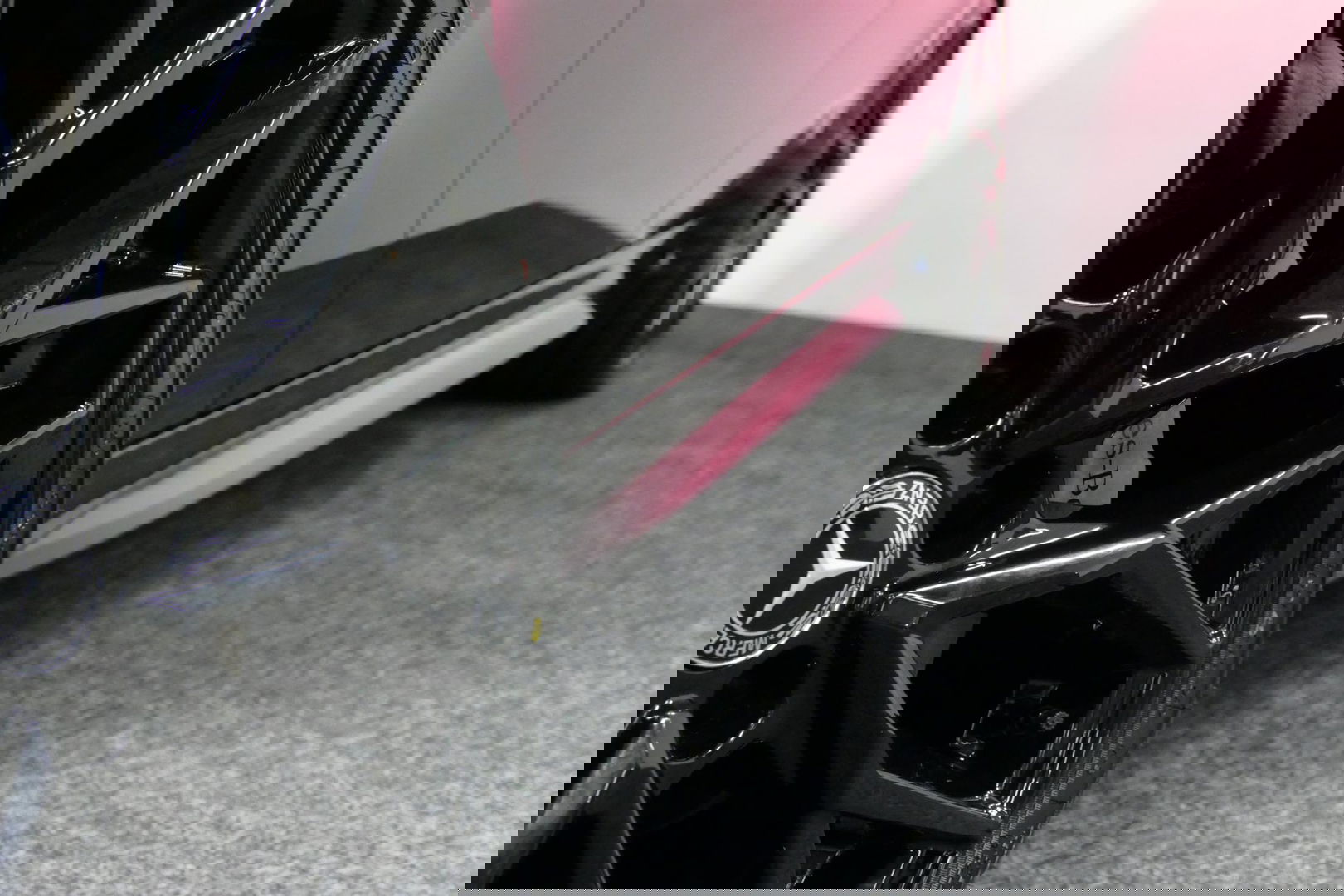 Mercedes-Benz C-Klasse 300 e AMG Line / C63S AMG Diffuser / Panamericana Grill / Panoramadak / Digital Light (Laser) / Ambienteverlichting / Rondomzichtcamera / Apple Carplay - Android Auto / Stoelverwarming / Lederen bekleding / Stuurwiel verwarming / Dodehoek detectie / 20'' 