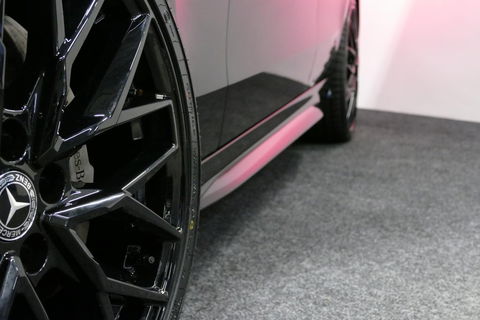 Mercedes-Benz C-Klasse 300 e AMG Line / C63S AMG Diffuser / Panamericana Grill / Panoramadak / Digital Light (Laser) / Ambienteverlichting / Rondomzichtcamera / Apple Carplay - Android Auto / Stoelverwarming / Lederen bekleding / Stuurwiel verwarming / Dodehoek detectie / 20'' 