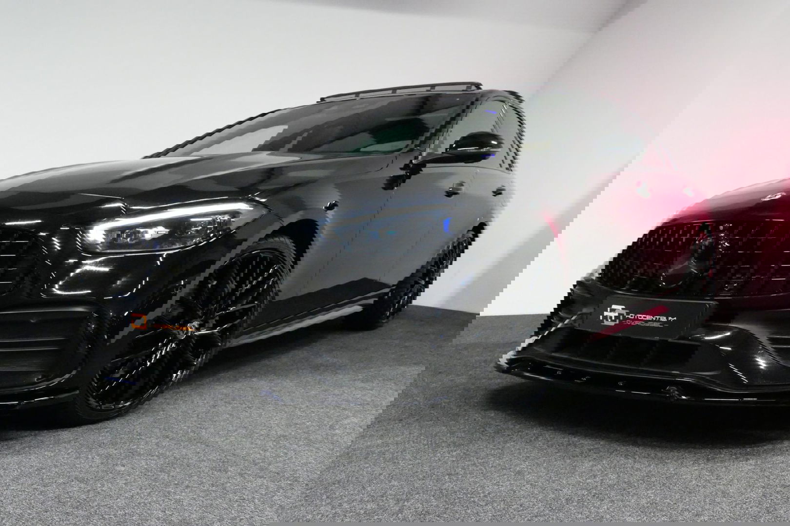 Mercedes-Benz C-Klasse 300 e AMG Line / C63S AMG Diffuser / Panamericana Grill / Panoramadak / Digital Light (Laser) / Ambienteverlichting / Rondomzichtcamera / Apple Carplay - Android Auto / Stoelverwarming / Lederen bekleding / Stuurwiel verwarming / Dodehoek detectie / 20'' 