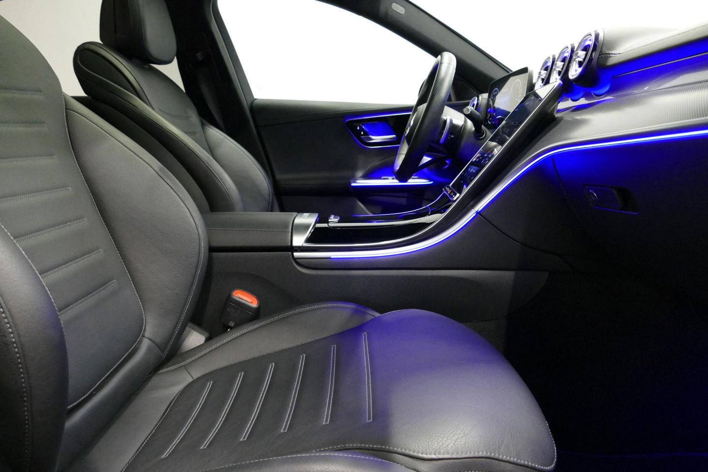 Mercedes-Benz C-Klasse 300 e AMG Line / C63S AMG Diffuser / Panamericana Grill / Panoramadak / Digital Light (Laser) / Ambienteverlichting / Rondomzichtcamera / Apple Carplay - Android Auto / Stoelverwarming / Lederen bekleding / Stuurwiel verwarming / Dodehoek detectie / 20'' 