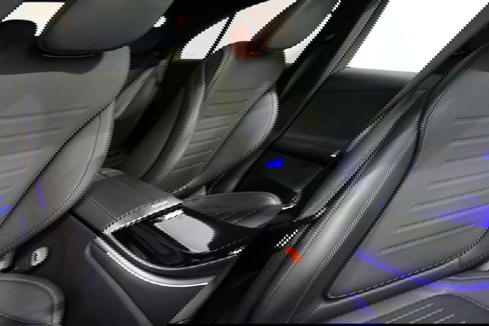 Mercedes-Benz C-Klasse 300 e AMG Line / C63S AMG Diffuser / Panamericana Grill / Panoramadak / Digital Light (Laser) / Ambienteverlichting / Rondomzichtcamera / Apple Carplay - Android Auto / Stoelverwarming / Lederen bekleding / Stuurwiel verwarming / Dodehoek detectie / 20'' 