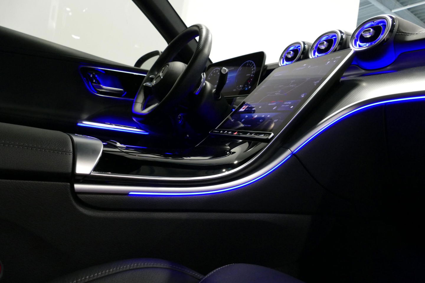 Mercedes-Benz C-Klasse 300 e AMG Line / C63S AMG Diffuser / Panamericana Grill / Panoramadak / Digital Light (Laser) / Ambienteverlichting / Rondomzichtcamera / Apple Carplay - Android Auto / Stoelverwarming / Lederen bekleding / Stuurwiel verwarming / Dodehoek detectie / 20'' 