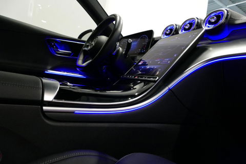 Mercedes-Benz C-Klasse 300 e AMG Line / C63S AMG Diffuser / Panamericana Grill / Panoramadak / Digital Light (Laser) / Ambienteverlichting / Rondomzichtcamera / Apple Carplay - Android Auto / Stoelverwarming / Lederen bekleding / Stuurwiel verwarming / Dodehoek detectie / 20'' 
