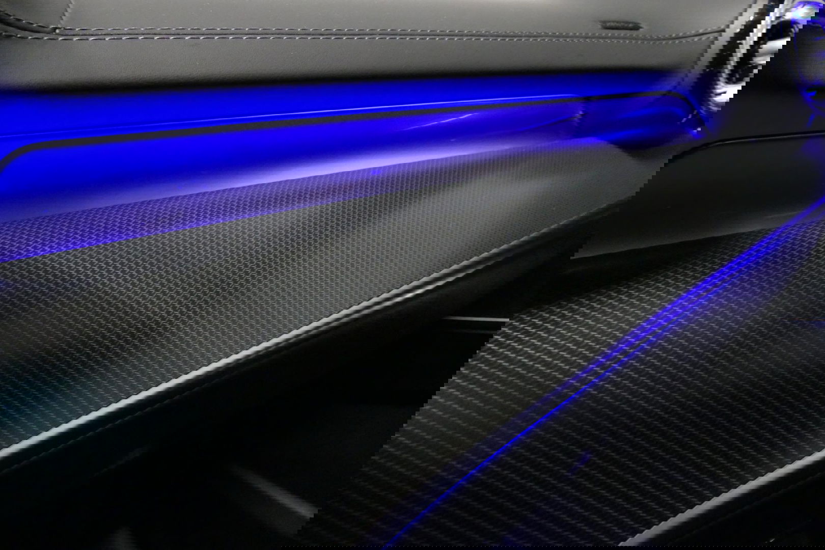 Mercedes-Benz C-Klasse 300 e AMG Line / C63S AMG Diffuser / Panamericana Grill / Panoramadak / Digital Light (Laser) / Ambienteverlichting / Rondomzichtcamera / Apple Carplay - Android Auto / Stoelverwarming / Lederen bekleding / Stuurwiel verwarming / Dodehoek detectie / 20'' 