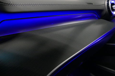 Mercedes-Benz C-Klasse 300 e AMG Line / C63S AMG Diffuser / Panamericana Grill / Panoramadak / Digital Light (Laser) / Ambienteverlichting / Rondomzichtcamera / Apple Carplay - Android Auto / Stoelverwarming / Lederen bekleding / Stuurwiel verwarming / Dodehoek detectie / 20'' 