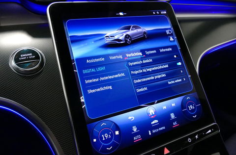 Mercedes-Benz C-Klasse 300 e AMG Line / C63S AMG Diffuser / Panamericana Grill / Panoramadak / Digital Light (Laser) / Ambienteverlichting / Rondomzichtcamera / Apple Carplay - Android Auto / Stoelverwarming / Lederen bekleding / Stuurwiel verwarming / Dodehoek detectie / 20'' 