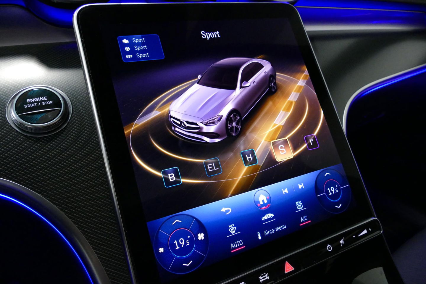 Mercedes-Benz C-Klasse 300 e AMG Line / C63S AMG Diffuser / Panamericana Grill / Panoramadak / Digital Light (Laser) / Ambienteverlichting / Rondomzichtcamera / Apple Carplay - Android Auto / Stoelverwarming / Lederen bekleding / Stuurwiel verwarming / Dodehoek detectie / 20'' 