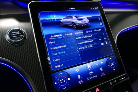 Mercedes-Benz C-Klasse 300 e AMG Line / C63S AMG Diffuser / Panamericana Grill / Panoramadak / Digital Light (Laser) / Ambienteverlichting / Rondomzichtcamera / Apple Carplay - Android Auto / Stoelverwarming / Lederen bekleding / Stuurwiel verwarming / Dodehoek detectie / 20'' 