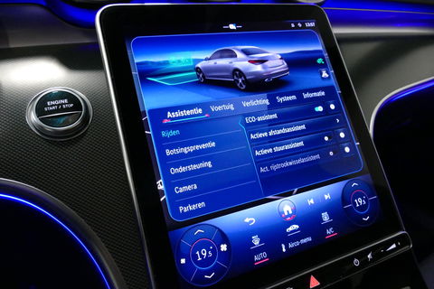 Mercedes-Benz C-Klasse 300 e AMG Line / C63S AMG Diffuser / Panamericana Grill / Panoramadak / Digital Light (Laser) / Ambienteverlichting / Rondomzichtcamera / Apple Carplay - Android Auto / Stoelverwarming / Lederen bekleding / Stuurwiel verwarming / Dodehoek detectie / 20'' 